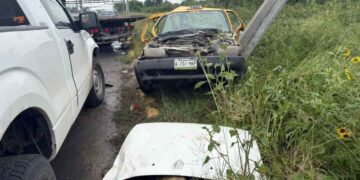 Aparatoso choque entre taxi y camioneta deja al menos 4 lesionados en Juárez, NL