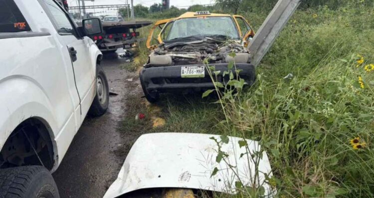 Aparatoso choque entre taxi y camioneta deja al menos 4 lesionados en Juárez, NL