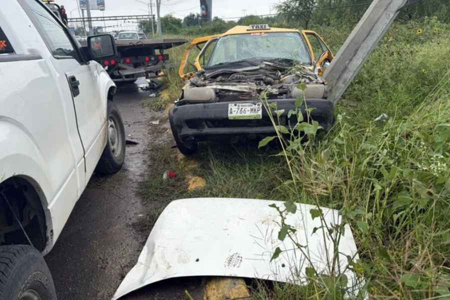 Aparatoso choque entre taxi y camioneta deja al menos 4 lesionados en Juárez, NL