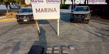 Aseguran 13 paquetes y un bulto de cocaína que flotaban en el Océano Pacífico