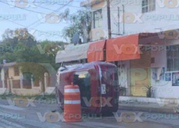 Auto choca contra vehículo estacionado y termina volcado en Ciudad Madero, Tamaulipas