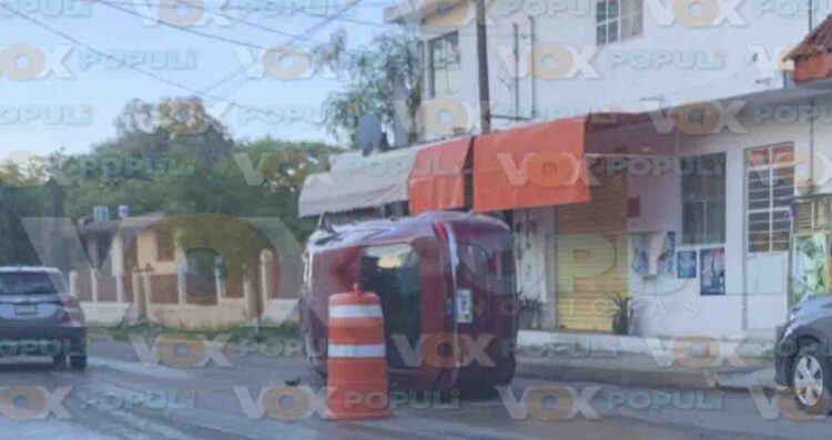 Auto choca contra vehículo estacionado y termina volcado en Ciudad Madero, Tamaulipas