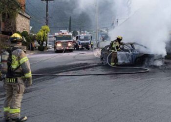 Auto se incendia en Diego Velázquez