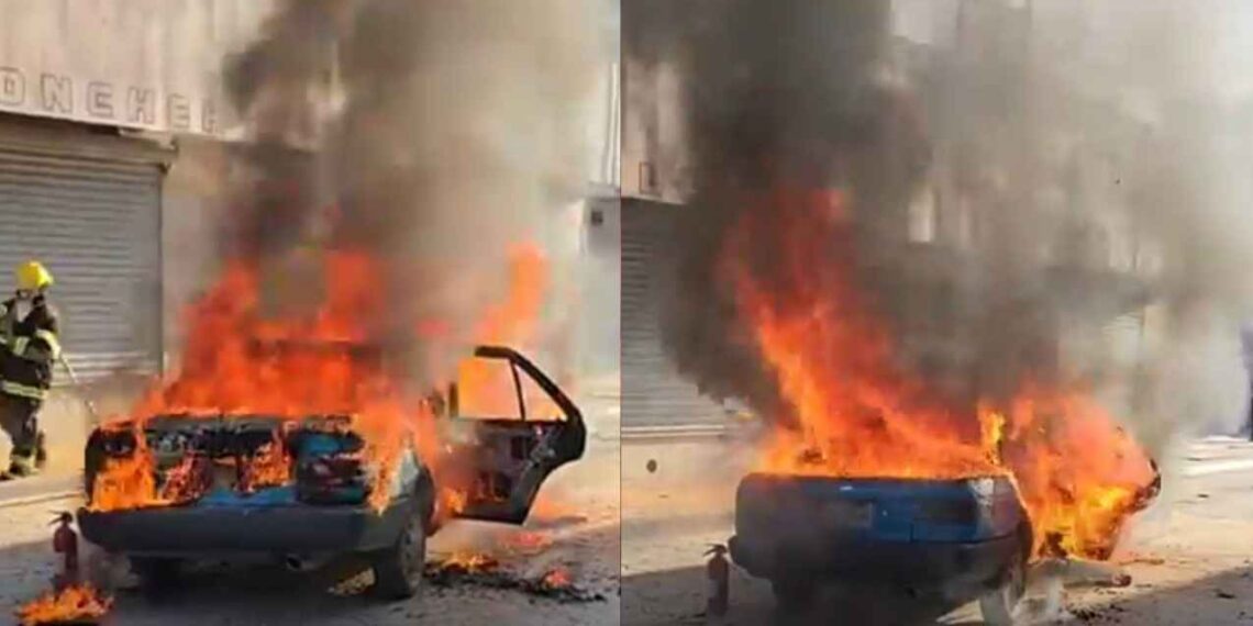 Auto se incendia por presunta falla mecánica en Montemorelos