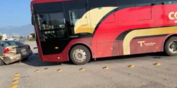 Autobús de Ruta Conecta choca contra auto en Ciudad Victoria, Tamaulipas
