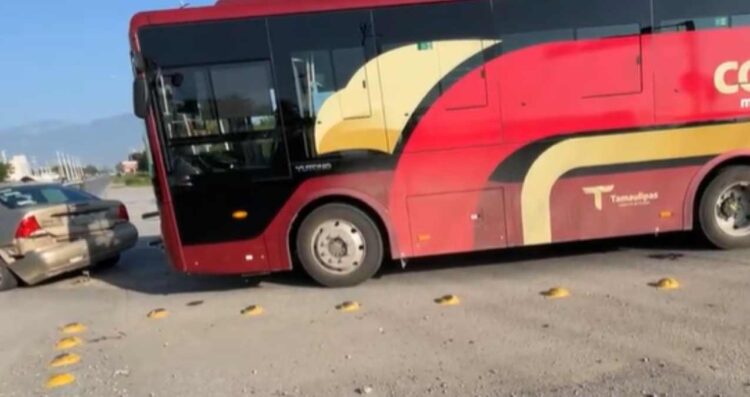 Autobús de Ruta Conecta choca contra auto en Ciudad Victoria, Tamaulipas