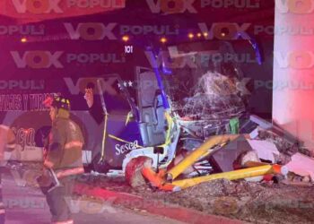 Autobús se impacta contra puente en Altamira, Tamaulipas