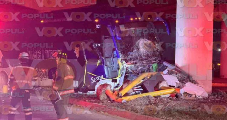 Autobús se impacta contra puente en Altamira, Tamaulipas