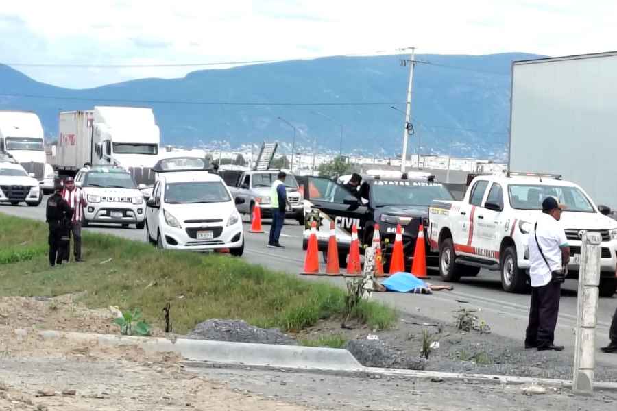 Automovilista muere al ser arrollado cuando intentaba cambiar el neumático a su vehículo en el Libramiento Noreste en García, NL