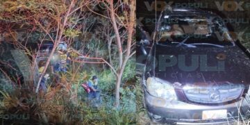 Automovilista queda lesionado al perder el control y caer en un barranco en Altamira, Tamaulipas