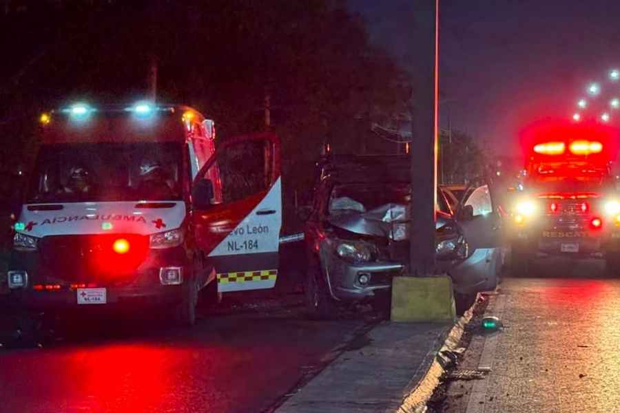 Automovilista se estrella contra señalamiento y muere en Carretera a Laredo en Escobedo, NL