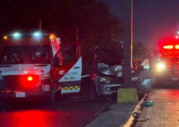 Automovilista se estrella contra señalamiento y muere en Carretera a Laredo en Escobedo, NL