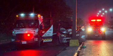Automovilista se estrella contra señalamiento y muere en Carretera a Laredo en Escobedo, NL