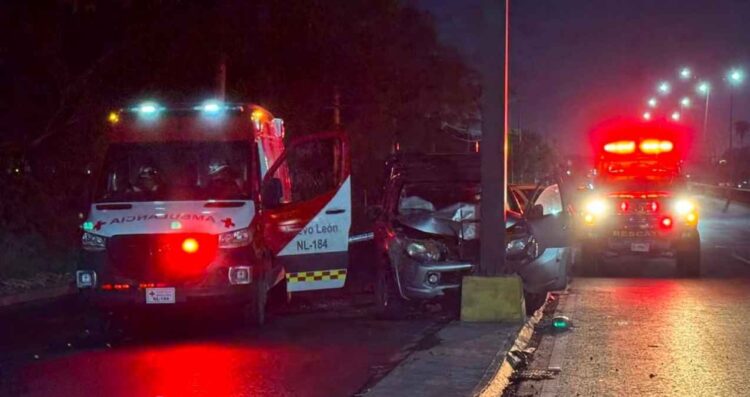 Automovilista se estrella contra señalamiento y muere en Carretera a Laredo en Escobedo, NL