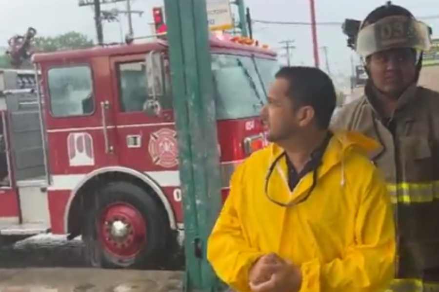 Bomberos rescatan a familias atrapadas por inundación en Matamoros, Tamaulipas