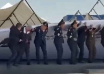 Cae mampara durante protesta de comandantes militares en Edomex; así fue el momento