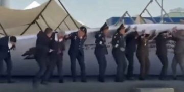 Cae mampara durante protesta de comandantes militares en Edomex; así fue el momento
