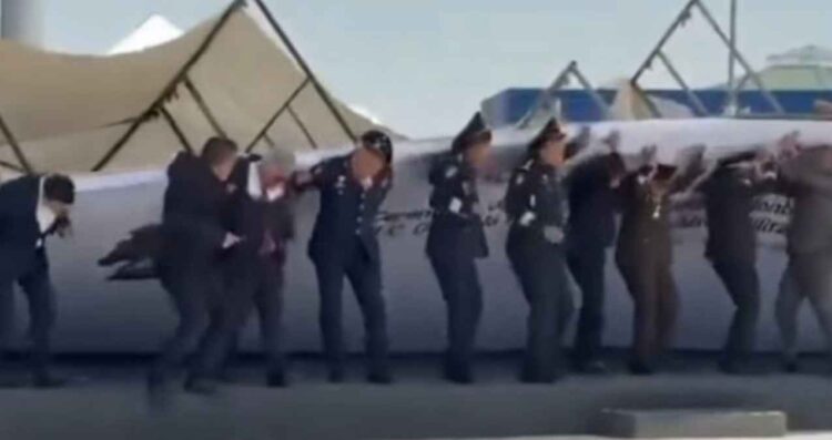 Cae mampara durante protesta de comandantes militares en Edomex; así fue el momento