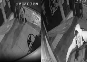 Cámaras captan el momento en que un negocio es asaltado en Santa Catarina, Nuevo León