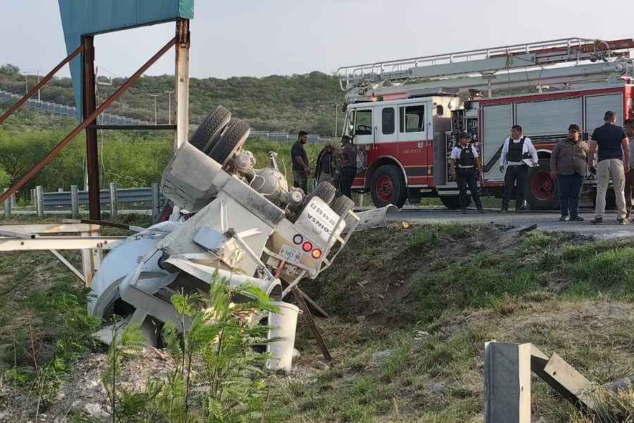 Camión revolvedor vuelca en Apodaca (1)