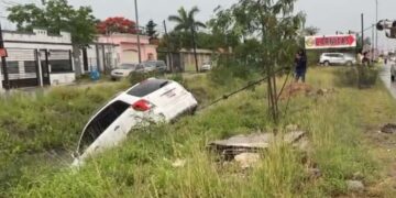 Camioneta canal choque en Matamoros