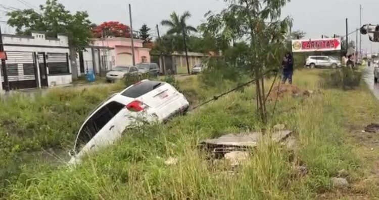 Camioneta canal choque en Matamoros