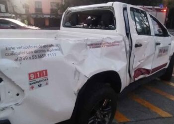 Camioneta de Protección Civil vuelca tras arrollar a motociclista en la Ciudad de México