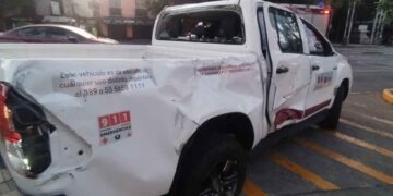 Camioneta de Protección Civil vuelca tras arrollar a motociclista en la Ciudad de México
