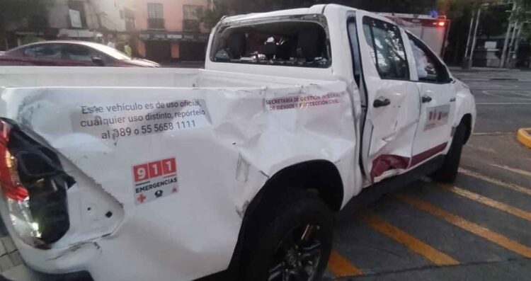 Camioneta de Protección Civil vuelca tras arrollar a motociclista en la Ciudad de México