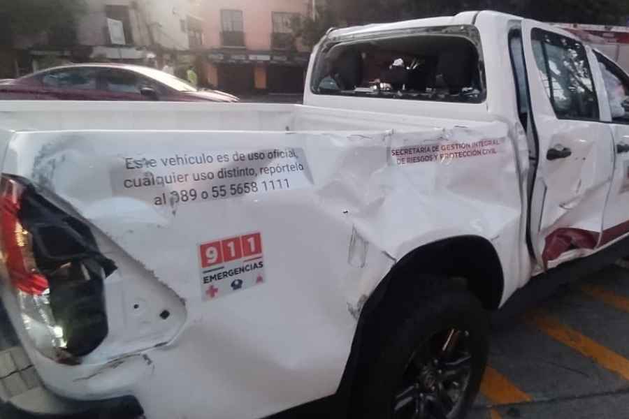 Camioneta de Protección Civil vuelca tras arrollar a motociclista en la Ciudad de México