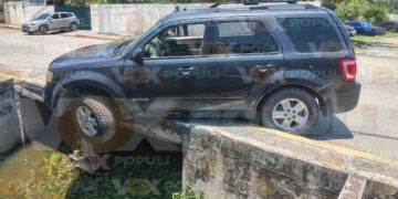 Camioneta queda al borde de canal frente al CBTA 12 en Tampico, Tamaulipas