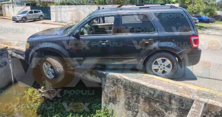 Camioneta queda al borde de canal frente al CBTA 12 en Tampico, Tamaulipas