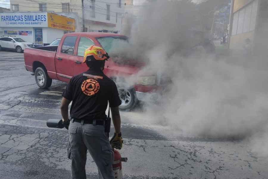 Camioneta se incendia tras sufrir presunta falla mecánica en Monterrey, NL