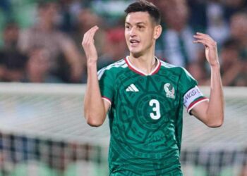 César Montes enciende las alarmas tras salir lesionado con el Lokomotiv de Moscú