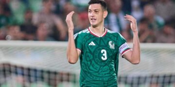 César Montes enciende las alarmas tras salir lesionado con el Lokomotiv de Moscú