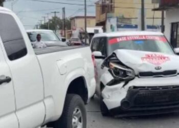 Choque entre taxi y camioneta moviliza a Tránsito en Matamoros, Tamaulipas