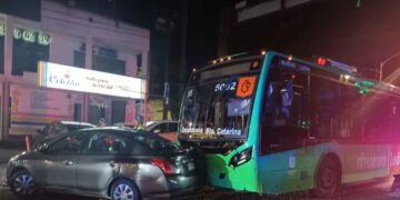 Choque entre vehículo y camión urbano deja a joven lesionada en San Pedro, Nuevo León