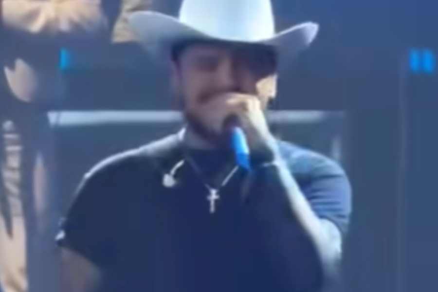 Christian Nodal cubre su brazo izquierdo con tatuaje blackout