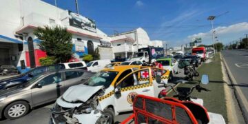 Colisión entre taxi y camioneta causa caos vial en la avenida Ruiz Cortines en Monterrey, NL