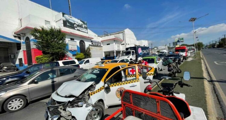 Colisión entre taxi y camioneta causa caos vial en la avenida Ruiz Cortines en Monterrey, NL