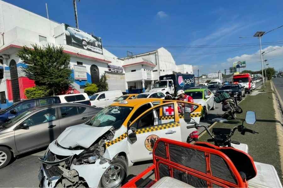Colisión entre taxi y camioneta deja una mujer herida en avenida Ruiz Cortines en Monterrey, NL