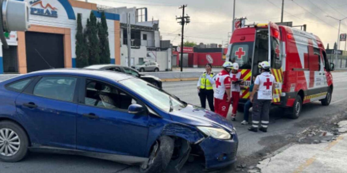 Monterrey: Dormitada lo hace chocar contra poste de la CFE