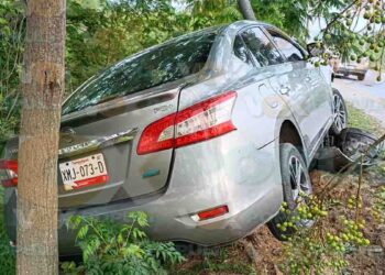 Conductor choca contra poste en el centro de Altamira, Tamaulipas