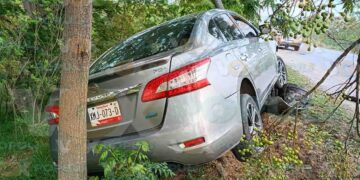 Conductor choca contra poste en el centro de Altamira, Tamaulipas