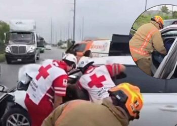 Conductor de aplicación queda prensado tras provocar fuerte choque en Apodaca, NL; 3 pasajeras resultaron heridas
