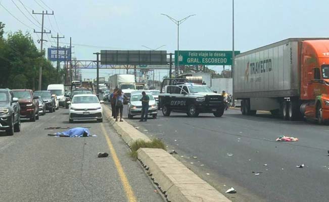 Conductor es atropellado tras intentar cambiar una llanta en la Carretera a Nuevo Laredo en Escobedo, NL