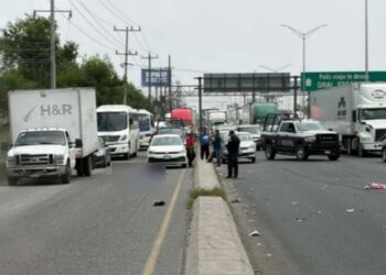 Conductor es atropellado tras intentar cambiar una llanta en la Carretera a Nuevo Laredo en Escobedo, NL