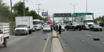 Conductor es atropellado tras intentar cambiar una llanta en la Carretera a Nuevo Laredo en Escobedo, NL
