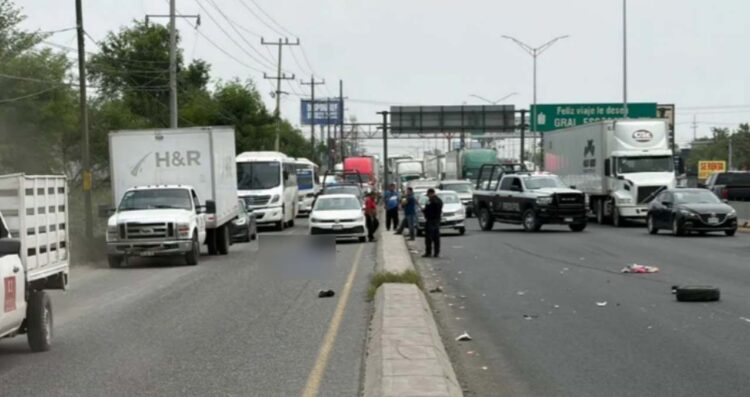 Conductor es atropellado tras intentar cambiar una llanta en la Carretera a Nuevo Laredo en Escobedo, NL