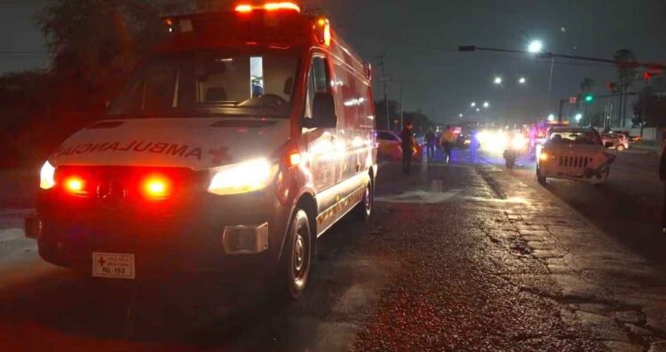 Conductor muere atropellado tras bajar de su camioneta en Escobedo, NL